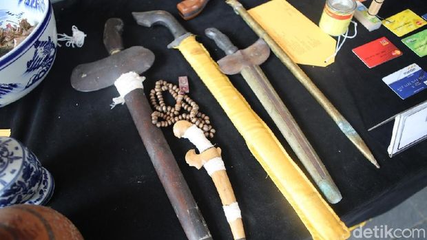 Pelaku AS memiliki barang klenik lainnya seperti keris