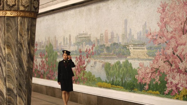 Yang bikin beda, subway ini punya museum, lengkap dengan mural bersejarah dan lagu kebangsaan Korut. (Koryo Tours)