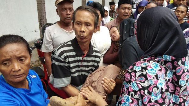 Tangis dan Pingsan Iringi Pemakaman Dedy di Probolinggo