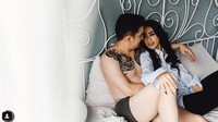 Ia tampak seksi dengan mengenakan kemeja putih oversize dan Rangga hanya mengenakan celana pendek. (Dok. Instagram/selvikittersofficial)
