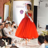 Bunga mengenakan gaun merah Powerful Red karya Yogie Pratama. Foto: Foto: Daniel Ngantung/Wolipop