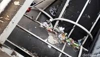 Atap JPO dipenuhi sampah.