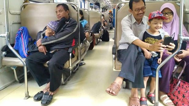 Momen haru saat Mbah Adi dipeluk oleh Rukijan di kereta Prameks.