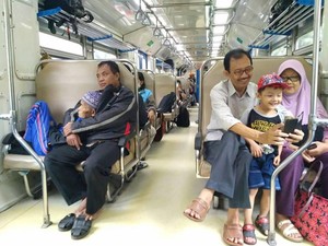 Ungkapan Bahagia Ayah Renta Saat Dipeluk Anaknya yang Viral di Medsos