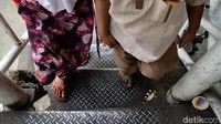 Lantai JPO keropos dan berkarat. Beberapa di antaranya berlubang.
