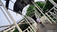Kanopi JPO banyak yang sudah terlepas.