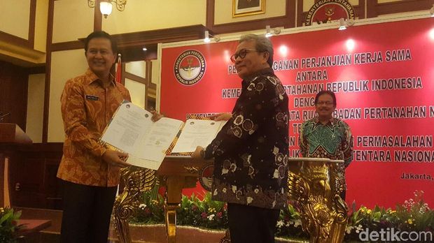 Sekjen Kementerian Pertahanan Marsekal Madya TNI Hadiyan Suminta dan Sekjen Agraria Tata Ruang Badan Pertahanan Nasional M. Noor Marzuki teken kerja sama penanganan aset