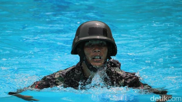 Uniknya Lomba  Renang  Berpakaian Dinas Lengkap Ala TNI