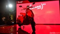 Pada bagian bodi utamanya, Vespa 946 RED terbuat dari baja dan dihiasi oleh komponen aluminium yang menarik perhatian seperti penahan lumpur dan tutup samping yang juga berfungsi menampung mesin, transmisi dan bagian mekanis skuter lainnya.
