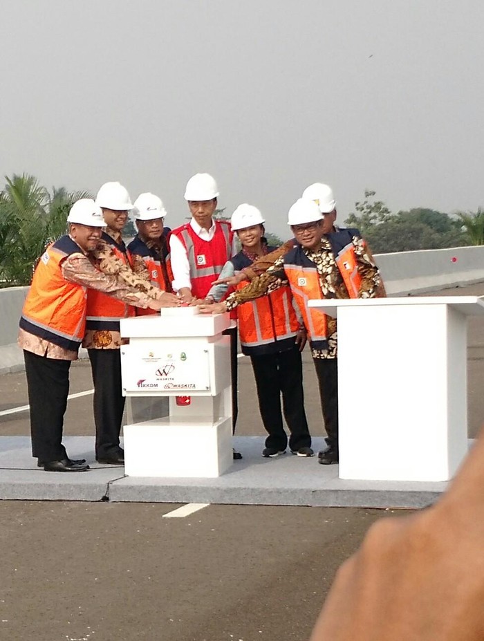 Jokowi Tiba di Tol Becakayu, Menteri Rini hingga Anies Baswedan Menyambut