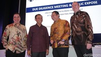 Direktur Utama PT Mora Telematika Indonesia (Moratelindo) Galumbang Menak berbincang dengan Wakil Direktur Utama Yopie Widjaja, Direktur Jimmy Kadir, dan Chief Technical Officer Michael McPhail usai menerbitkan obligasi perseroan di Jakarta, Jumat (3/11/2017).