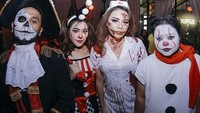 Selain itu tampak pula kerabat serta tim manajemennya yang hadir di acara tersebut. (Dok. Instagram/anangfamilykaraoke)