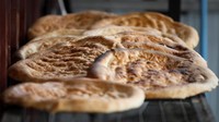 Roti-roti pipih yang dihasilkan oven unik ini.