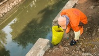Selain membersihkan sampah-sampah di saluran irigasi itu sendiri, pembersihan juga dilakukan pada pinggir jalan di sekitar saluran tersebut.
