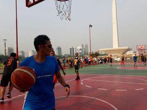 Serunya Sandi Main Basket di Monas