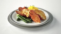 Makanan yang disediakan untuk penumpang kelas satu dibuat langsung oleh chef ternama kelas dunia. Penumpang pun bisa memesan makanan sesuai keinginan. Pool/CNBC.