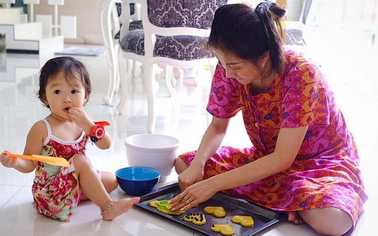 Emak-emak Banget! Saat Sarwendah Berdaster Kerjakan Urusan 