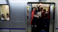 Bahkan mereka naik kereta bawah tanah yang ikut mengagetkan penumpang lainnya.