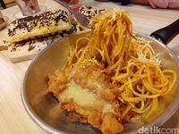 Chicken Bolo yang dibuat dari spaghetti bolognese dengan tambahan chicken steak.