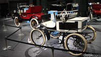 Di fasilitas ini, tak hanya ada mobil Toyota. Ada juga mobil-mobil bersejarah lainnya. Ada Locomobile Steam Car tahun 1899 yang diimpor ke Jepang pada 1902, Cadillac Model A tahun 1902, Franklin Series 9-B 1918, hingga Benz Patent Motorwagen 1886. Selain mobil berukuran penuh, ada juga diecast mobil jadul berbagai ukuran. Foto: Rangga Rahardiansyah