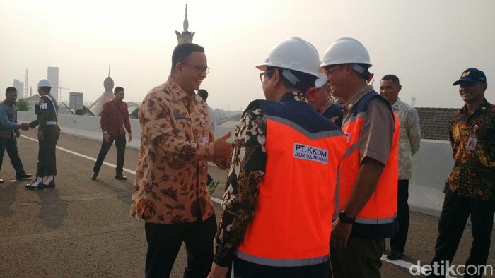 Ikut Jokowi Resmikan Tol Becakayu, Anies Ditanyai Soal Istri Kerja