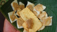 Cabuk rambak yang mulai langka di Solo juga akan dihadirkan dalam pesta pernikahan Kahiyang-Bobby. Potongan ketupat yang disiram dengan sambal wijen dipadu dengan kerupuk renyah.  Foto: Istimewa