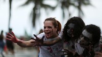Para zombie berpose dengan pakaian dan make up yang menakutkan. 