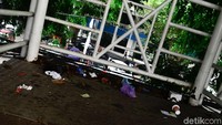 Sampah yang berserakan akan mengganggu pemandangan pejalan kaki yang melintas di JPO.