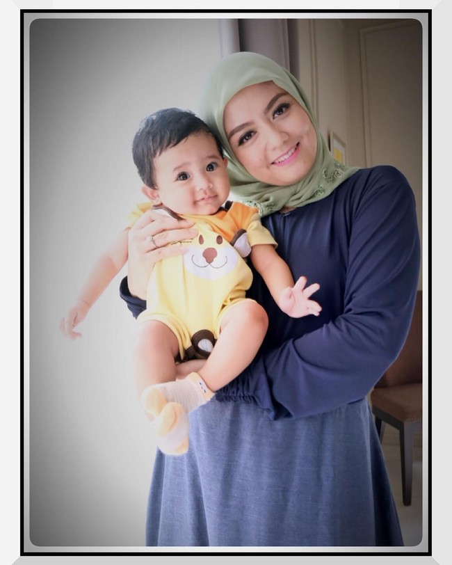 Dalam berhijab, Tika Ramlan tampaknya lebih suka tampil simpel dengan penerapan kerudung konvensional menggunakan satu jarum di bawah dagu. Beberapa kali, gaya jilbabnya juga diikat ke belakang agar terlihat praktis.  Foto: Dok. Instagram @tika_ramlan