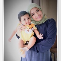 Dalam berhijab, Tika Ramlan tampaknya lebih suka tampil simpel dengan penerapan kerudung konvensional menggunakan satu jarum di bawah dagu. Beberapa kali, gaya jilbabnya juga diikat ke belakang agar terlihat praktis.  Foto: Dok. Instagram @tika_ramlan