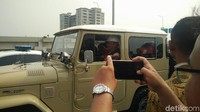 Gubernur DKI Jakarta Anies Baswedan dan Wakil Gubernur Jawa Barat Dedi Mizwar juga ikut. Mereka berada dalam satu mobil.