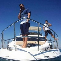 Anak-anak orang kaya di Albania juga sering memperlihatkan gaya hidup mewahnya dengan pergi liburan. Mereka menghabiskan waktu dengan liburan mewah bersama kapal pesiar. Foto: Instagram