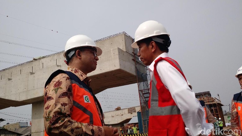 Jokowi dan Anies Baswedan Tampak Serius Ngobrol Proyek Jokowi dan Anies Baswedan Tampak Serius Ngobrol Proyek