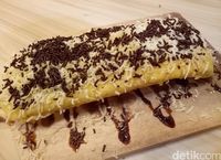 Bandros enak dengan topping cokelat dan keju.