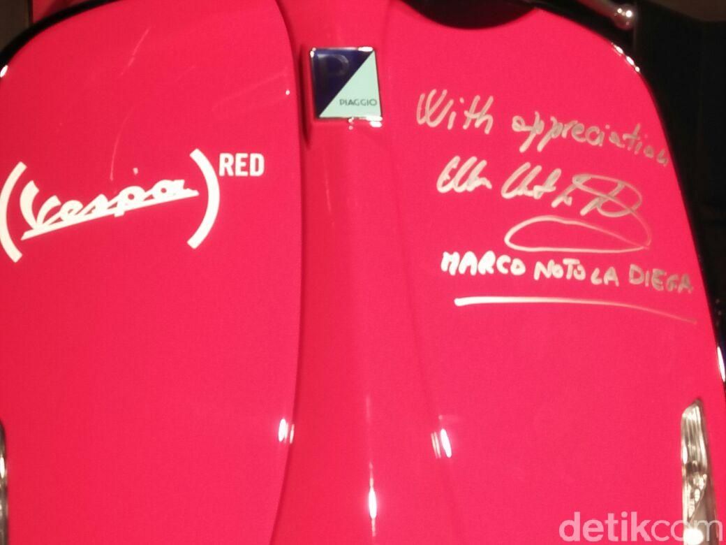 Bekerja sama dengan Giorgio Armani melalui Vespa 946 Emporio Armani beberapa waktu lalu, kini Piaggio Indonesia kembali membawa skuter legendarisnya lagi yakni Vespa 946 RED. Model edisi spesial hasil kolaborasi Vespa dengan (RED) Foundation ini dibanderol Rp 199 juta on the road Jakarta.