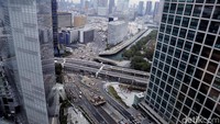 Gedung-gedung pencakar langit terlihat sangat padat, tapi lalu lintas di sana tak semrawut dan se-padat di Ibu Kota Jakarta.