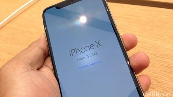 Apple membuat ponsel yang didedikasikan untuk perayaan 10 tahun iPhone itu dengan bodi kaca di depan dan belakang. (Foto: detikINET/Agus Tri Haryanto)