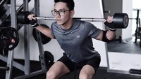 Hampir setiap hari presenter berkacamata ini selalu menyempatkan waktu berolahraga. Ia pun memilih didampingi pelatih kebugaran saat berlatih di gym agar bisa terus bersemangat. Foto: Instagram @itsjohnmatint