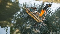 Rakit kayu digunakan sebagai transportasi pekerja PPSU untuk mengarungi saluran ini.