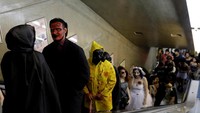 Penampakan zombie di stasiun kereta bawah tanah Brasil.
