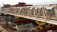 Flyover ini melintang di atas jalur kereta api. Jadi, setelah flyover ini jadi, kendaraan tidak perlu menyeberang di jalur sebidang kereta api.
