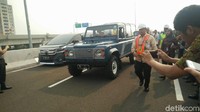 Kendaraan dalam konvoi ini melibatkan komunitas mobil klasik Willys Owner Indonesia dan Jakarta American Jeep. 