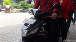 Gaya Gubernur Anies Ngantor Naik Ojek Pangkalan