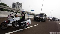 Untuk masuk ke dalam Tol Becakayu, pengguna jalan dikenakan tarif sebesar Rp 14.000, dan bisa dilalui dengan kecepatan kendaraan 80 km/jam.