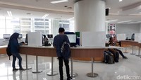 Foto: Namun sebelum memulai petualangan di Perpusnas, Anda harus terlebih dulu membuat kartu keanggotaan perpustakaan di lantai dua. Bisa via online, bisa juga langsung daftar di tempat. Gratis kok! (Randy/detikTravel)