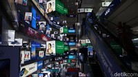 Mal tersebut rutin diserbu pengunjung karena selama ini memang terkenal sebagai pusatnya belanja handphone dan aksesorisnya, baik grosir maupun eceran.