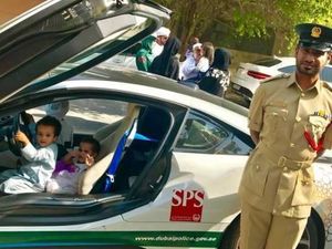 Hilangkan Trauma Anak, Polisi Dubai Ajak Anak Ini Naik Supercar