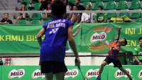 Dennis Azzarya dari Jaya Raya Jakarta sedang mengembalikan shutllecock pada pertandingan babak semifinal hari ini di Gelanggang Remaja Pekanbaru. Dennis berhasil mengalahkan rekan satu klubnya, Yusack Christian dengan rubber game 21-16, 20-22, 21-18 pada pertandingan semifinal kategori tunggal putra kelompok usia U-11. Pool/Sirnas-Milo.