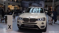 Khusus untuk setiap pembelian kendaraan BMW X5 di BMW Exhibition pelanggan akan mendapatkan bunga rendah hingga 5 tahun, asuransi bebas biaya selama 5 tahun, dilengkapi dengan paket perpanjangan masa garansi dan program automotive liability insurance (ALI). Tersedia proram khusus lainnya untuk model BMW lainnya dengan syarat dan ketentan berlaku. Foto: Dina Rayanti