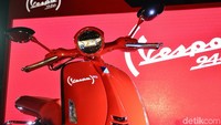 Vespa 946 RED memiliki penampilan yang elegan dan unik yakni serba merah.